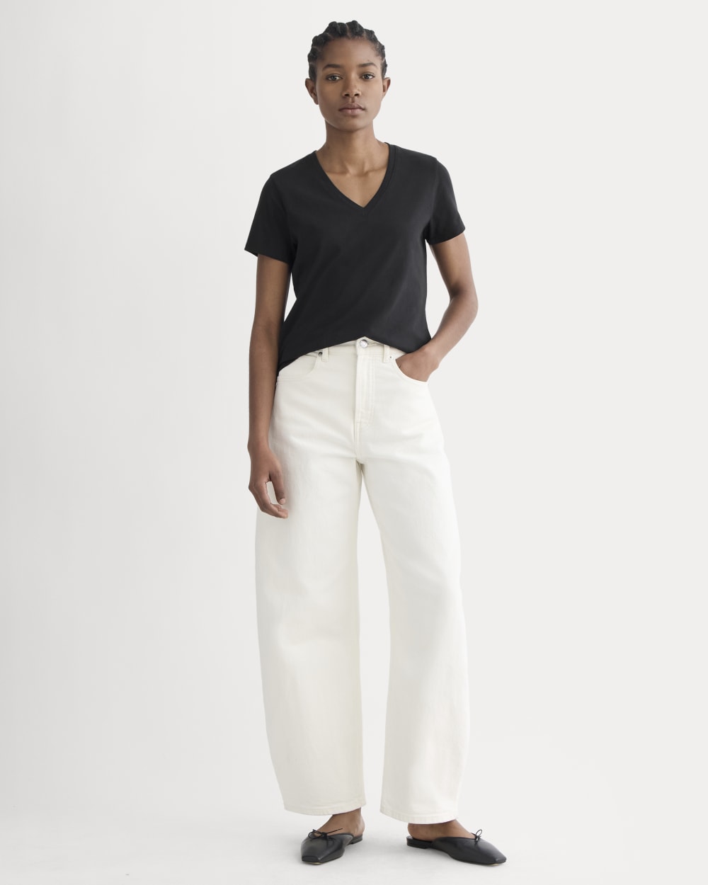 The Slim V-Neck Tee in Essential Cotton in Black — detail view