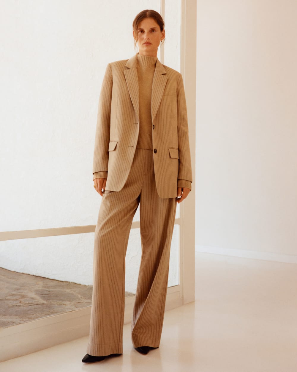 The Draper Pleated Pant in Buttersmooth in Cornstalk / Black — detail view