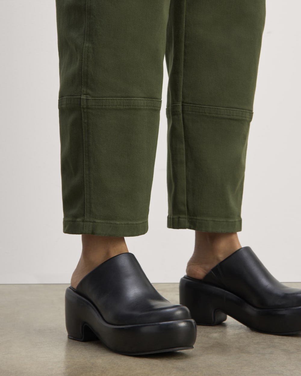 The Utility Barrel Pant in Dark Forest — detail view