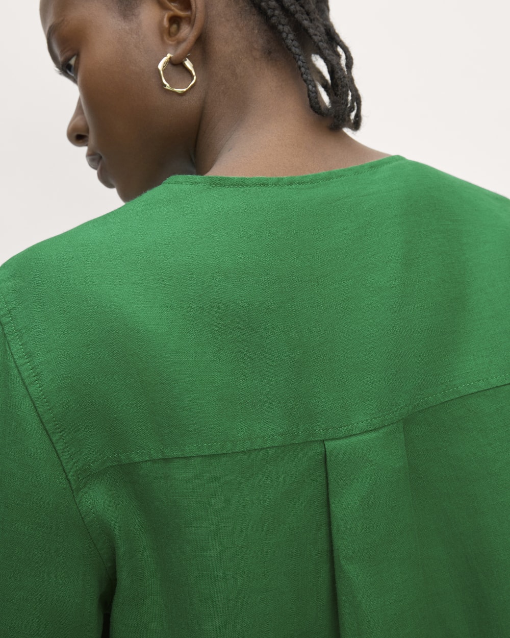 The Popover Shirt in Linen in Grass Green — detail view
