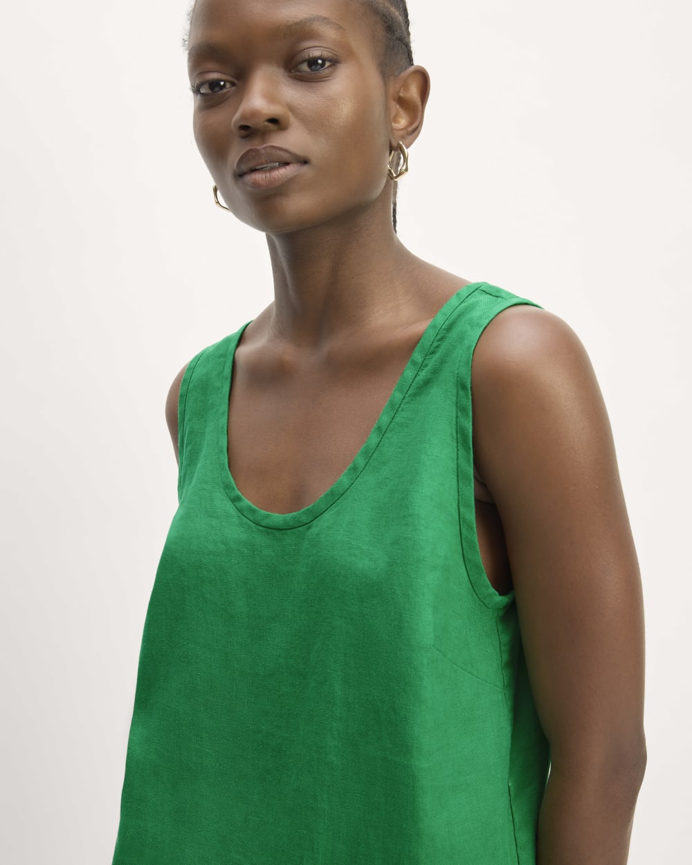 The Scoop Tank in Linen in Grass Green — detail view