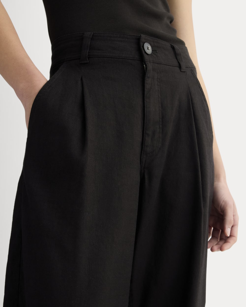 The Everywhere Pant in Stretch Linen in Black — detail view