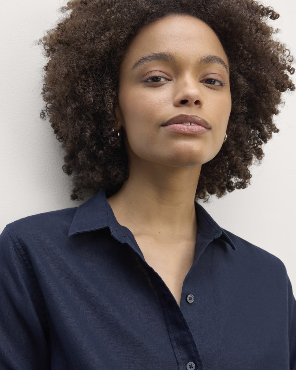 The Must-Have Shirt in Linen in Navy — detail view