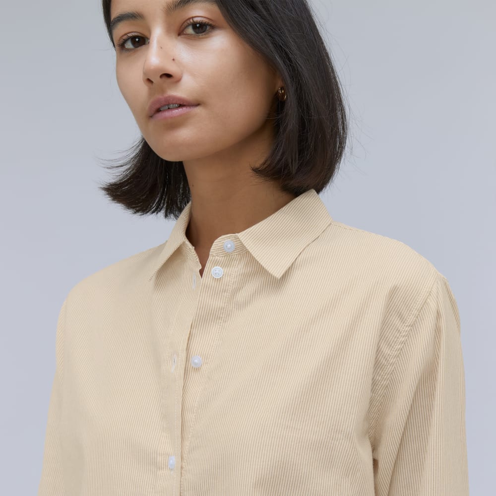 The Must-Have Shirt in Silky Cotton in Golden Palm / White — detail view
