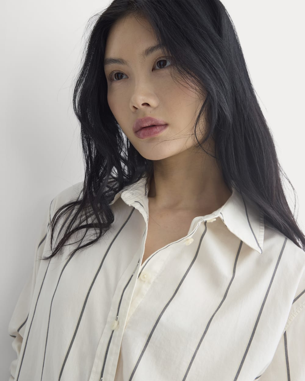 Everyday Shirt in Silky Cotton in Gardenia/Meteorite — detail view
