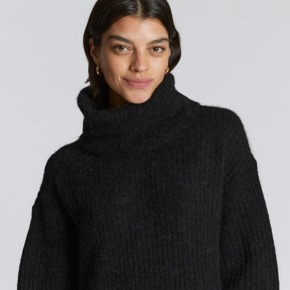 The Alpaca Oversized Turtleneck in Heathered Black — detail view