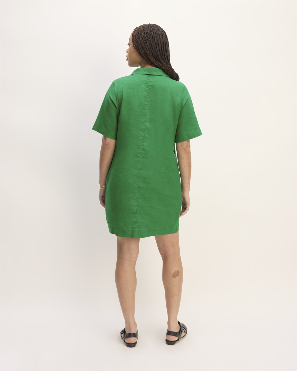 The Shirtdress in Linen in Grass Green — detail view