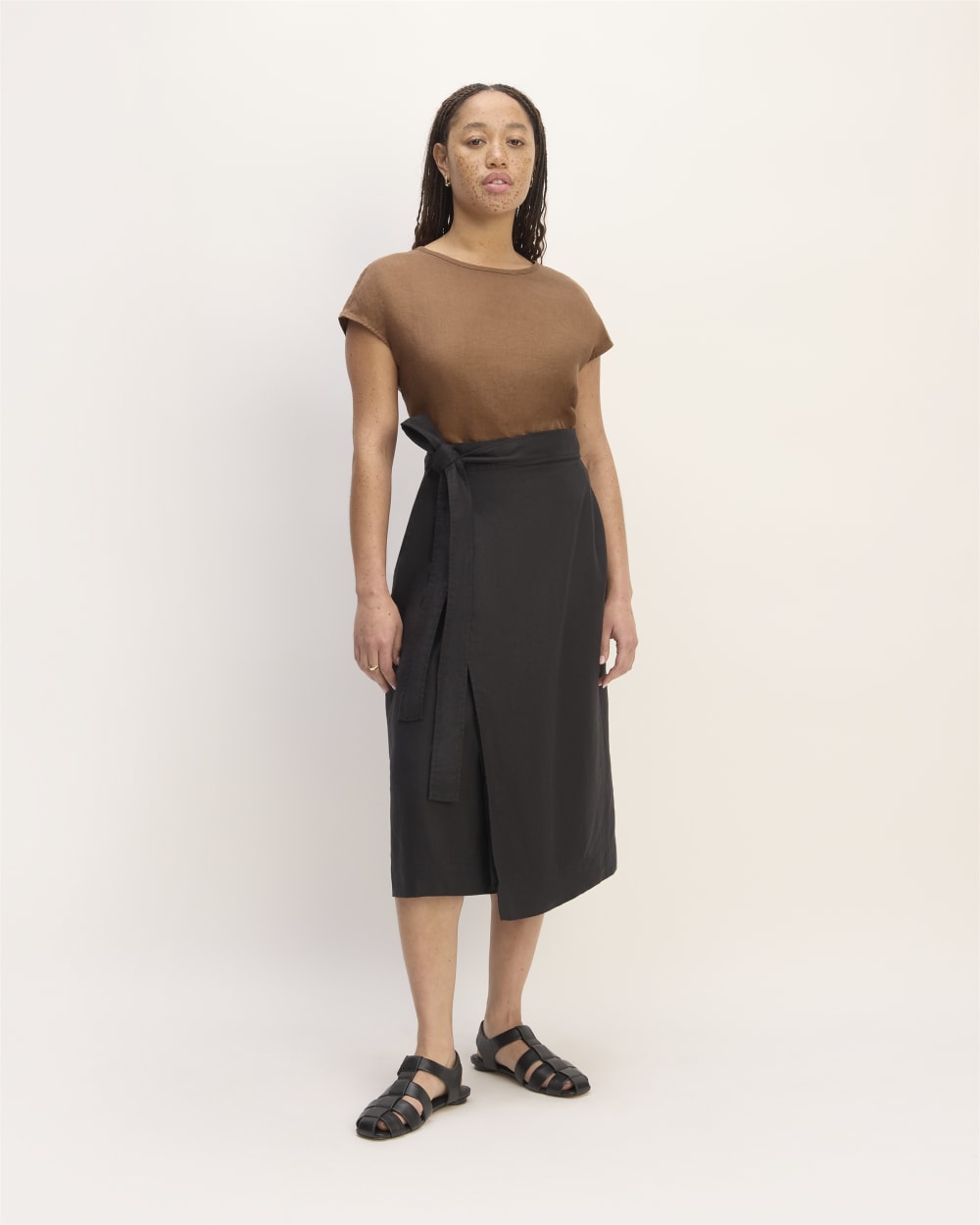 The Muscle Top in Linen in Carob Brown — detail view