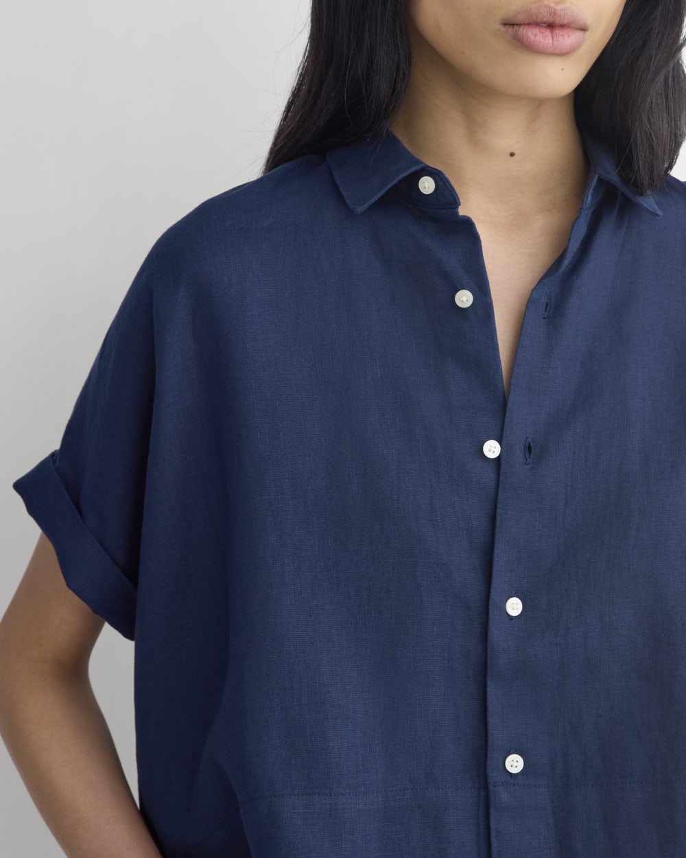 The Boxy Shirt in Linen in Navy — detail view