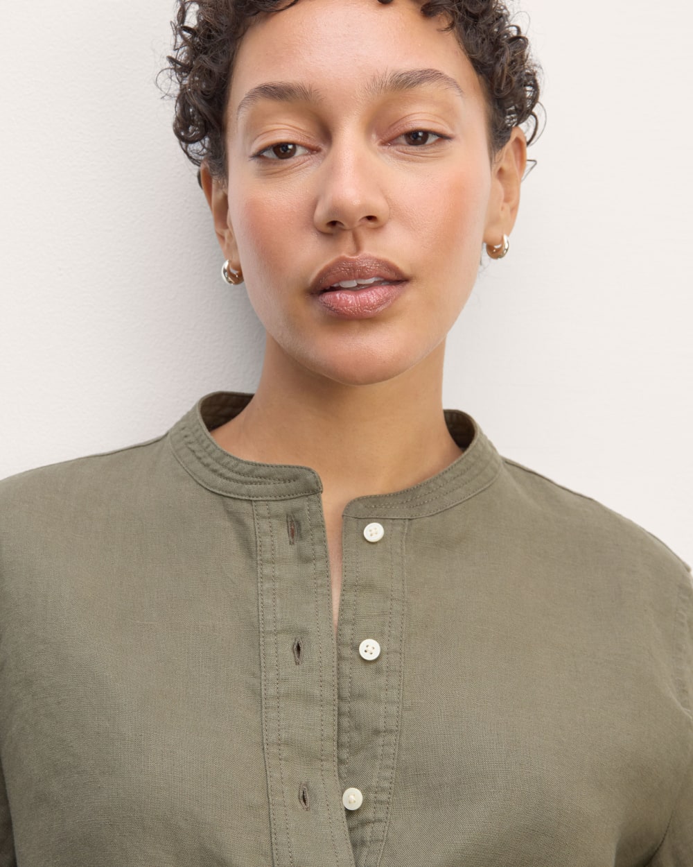 The Henley Shirt in Linen in Kalamata — detail view