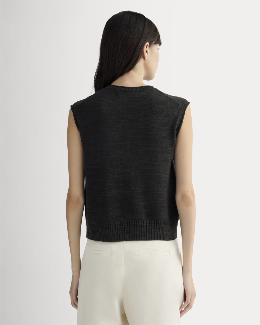 The Muscle Sweater in Cotton Linen in Black — detail view