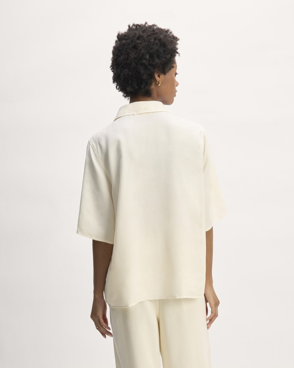 The Short-Sleeve Shirt in Butterlite in Bone — detail view