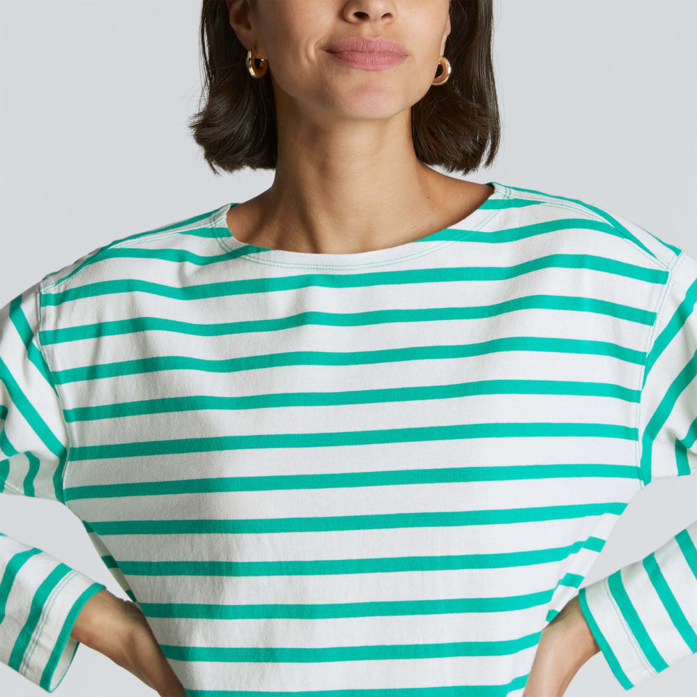 The Mariner Tee in Bright Jade / Canvas Tan — detail view