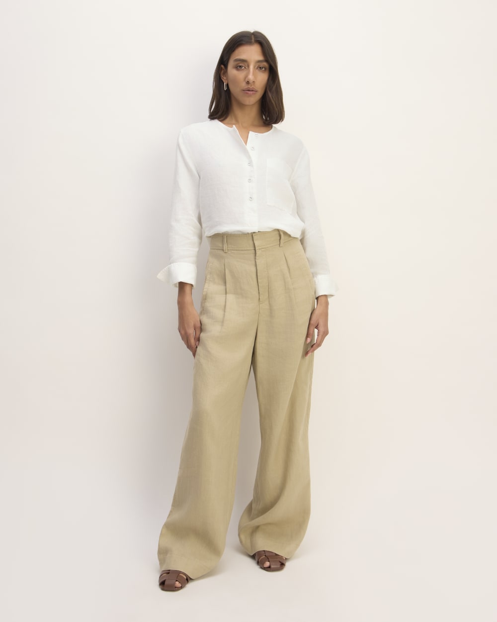 The Popover Shirt in Linen in White — detail view