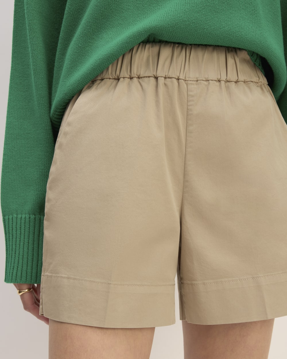 The Easy Short in Trench Coat Khaki — detail view