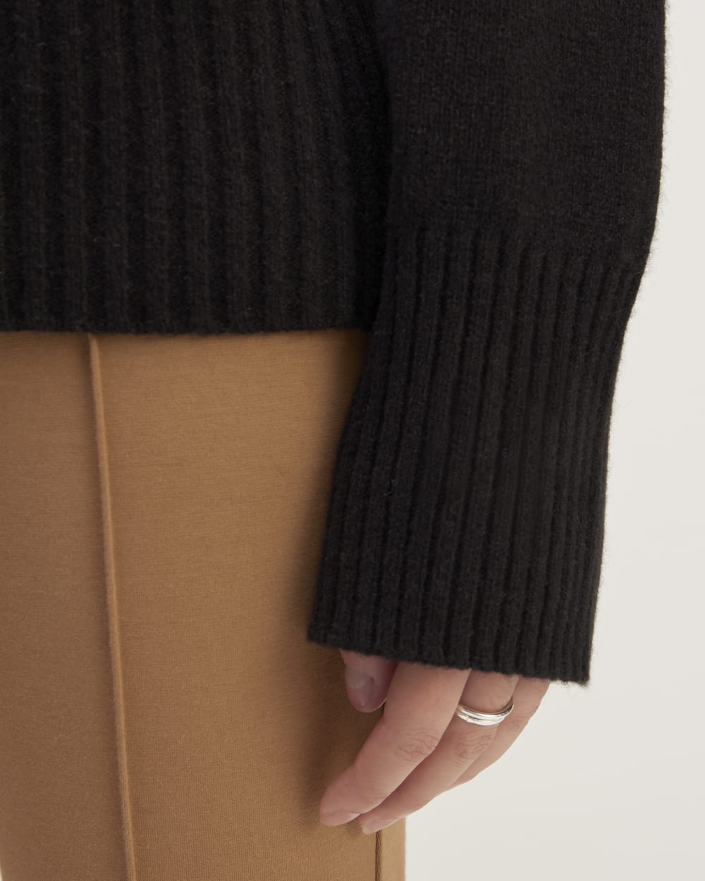 The Cashmere Oversized Turtleneck in Black — detail view