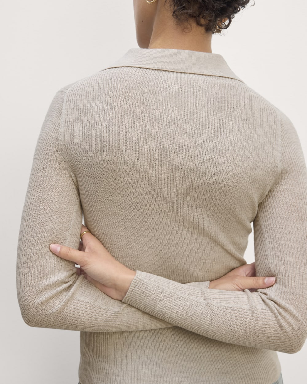 The Polo in Ultrasoft Merino in Heather Oatmeal — detail view