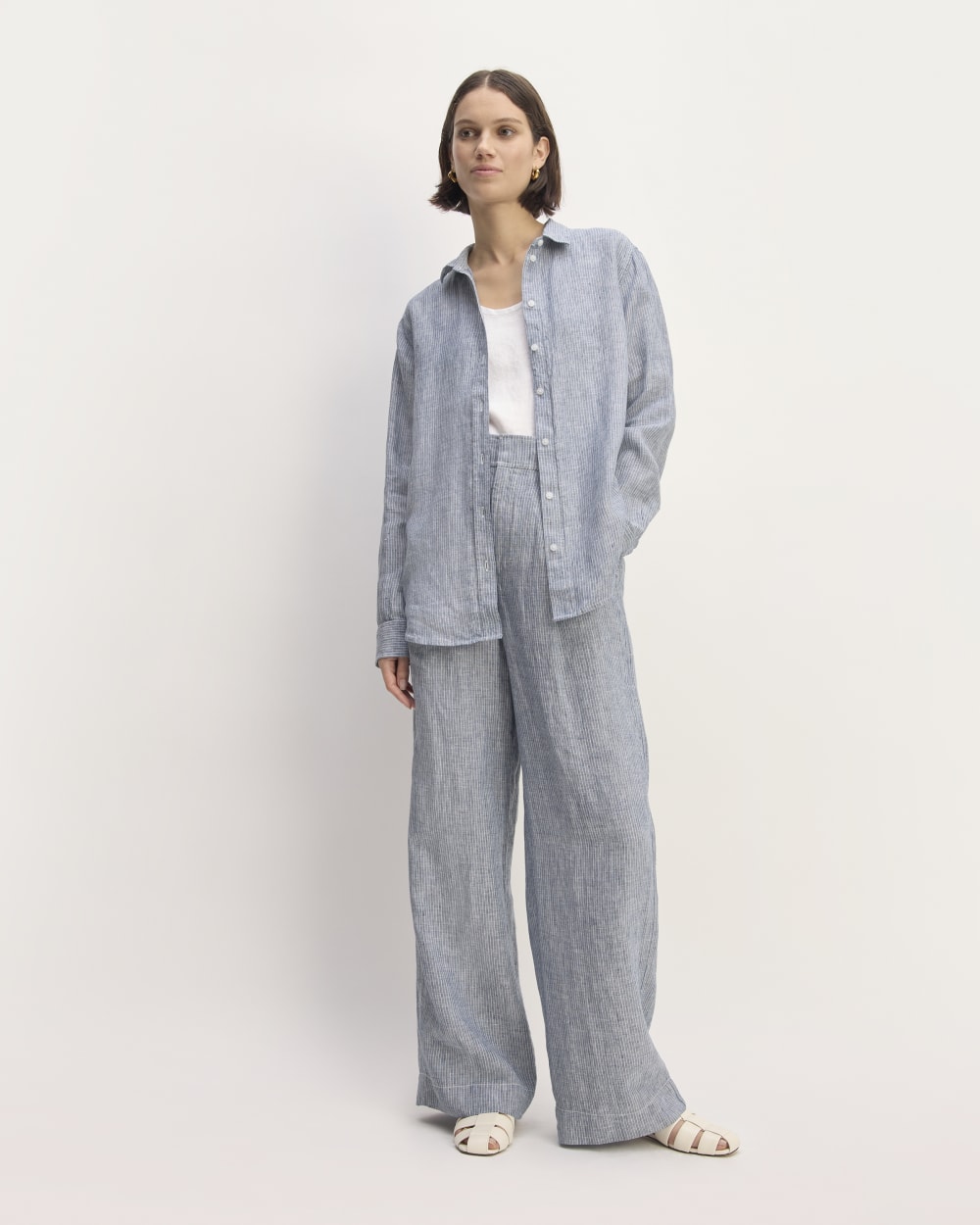 The Must-Have Shirt in Linen in White / Blue — detail view
