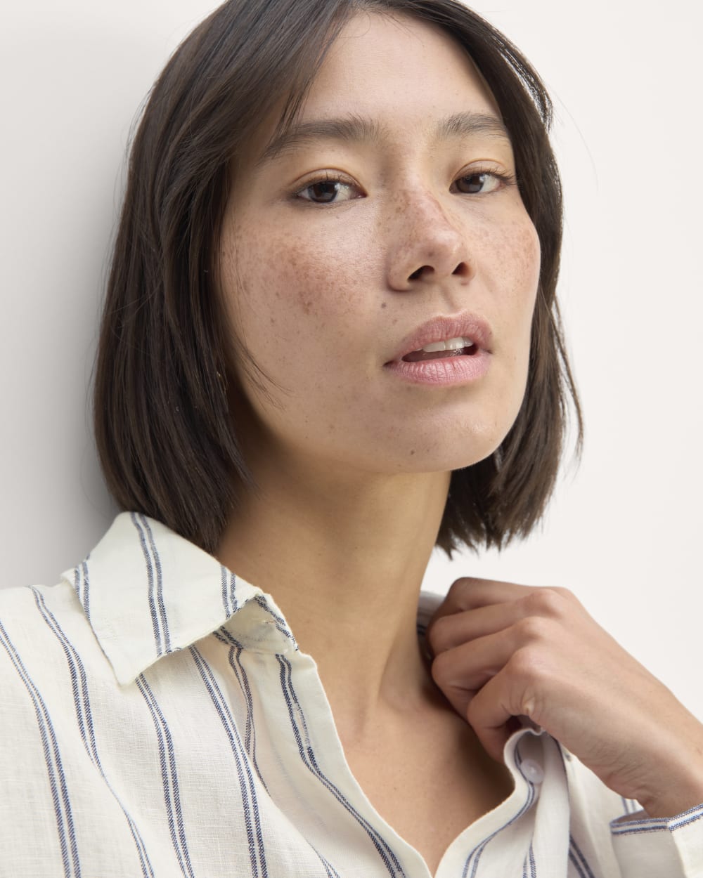 The Boyfriend Shirt in Linen in Bone/Navy — detail view