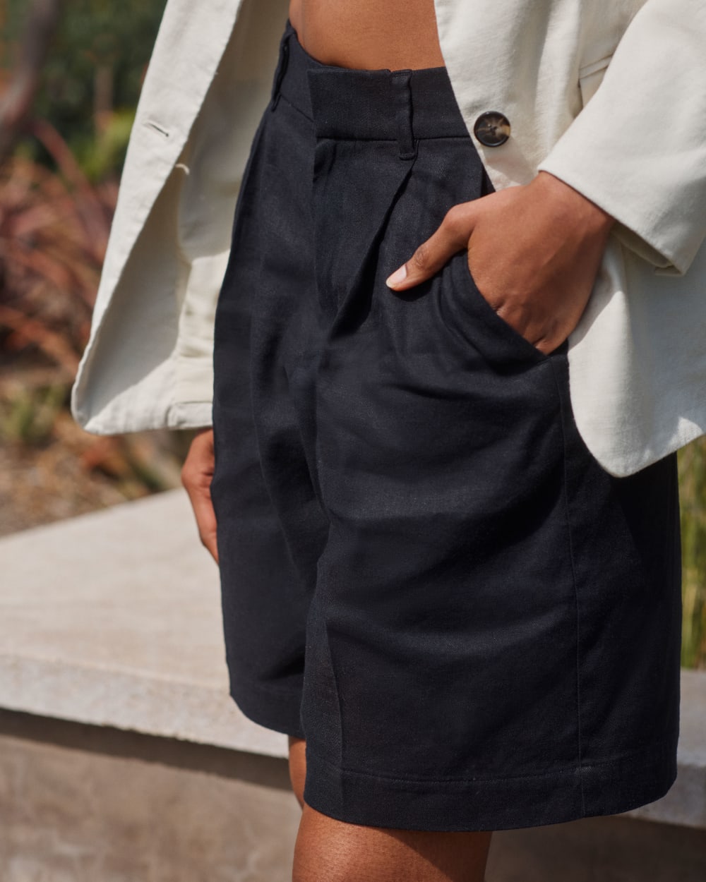 The Pleated Short in Stretch Linen in Black — detail view