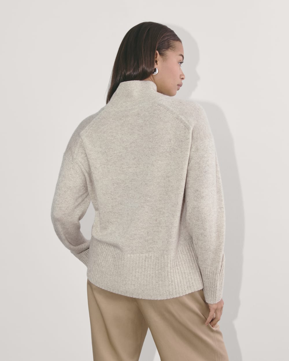 The Boxy Turtleneck in Cashmere in Canvas — detail view