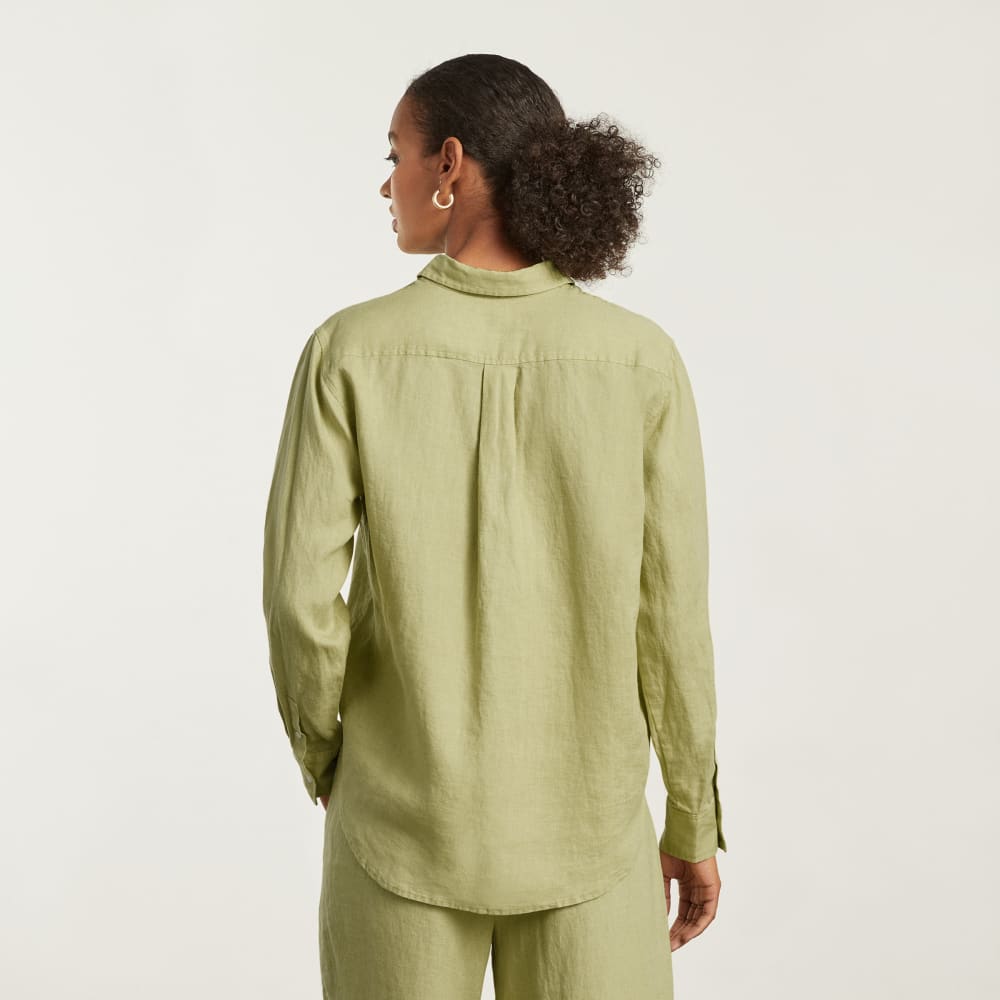 The Must-Have Shirt in Linen in Leek — detail view