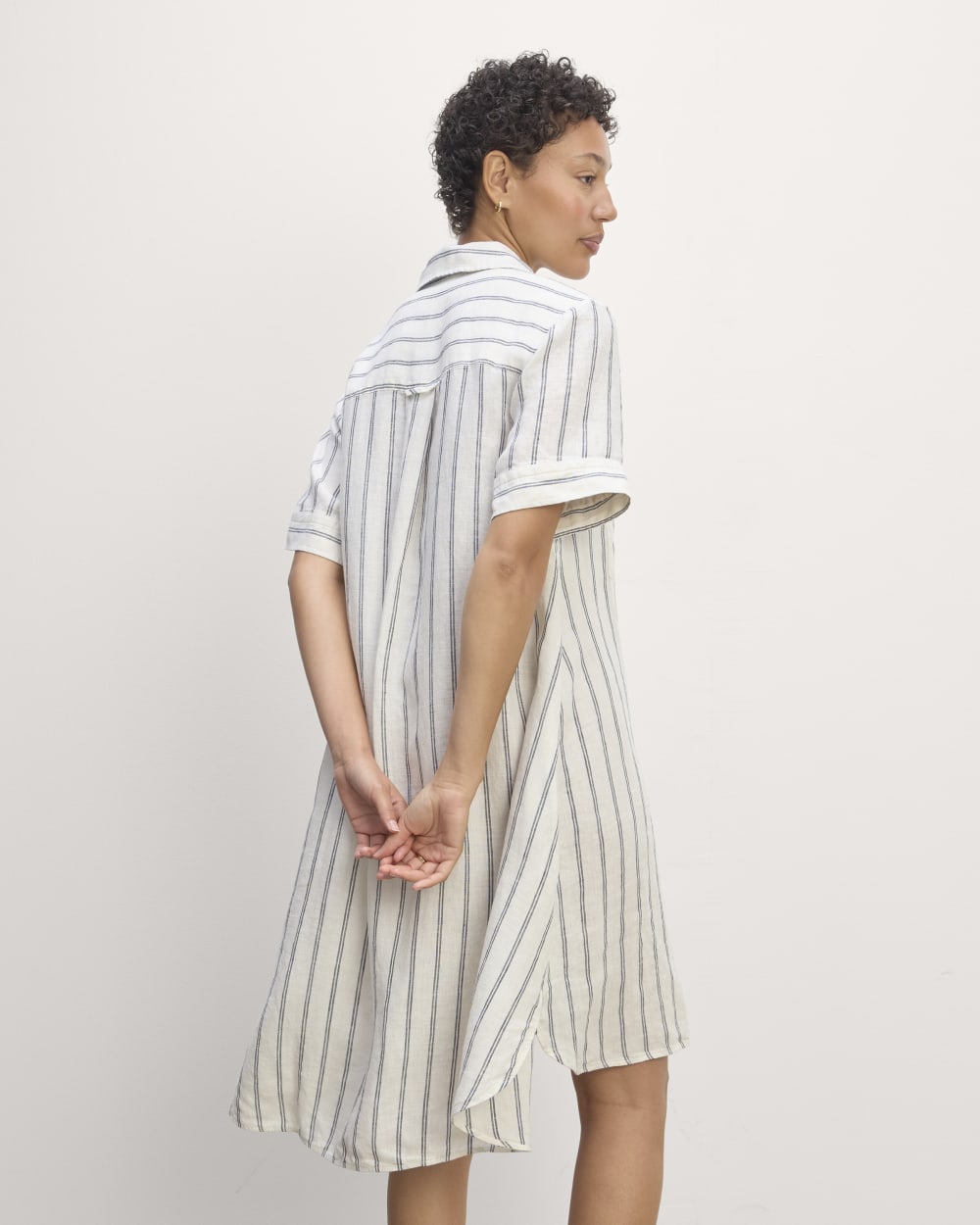 The Daytripper Dress in Linen in Bone/Navy — detail view