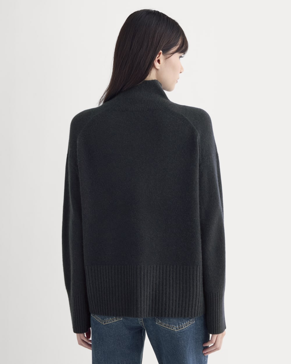 The Boxy Turtleneck in Cashmere in Navy — detail view