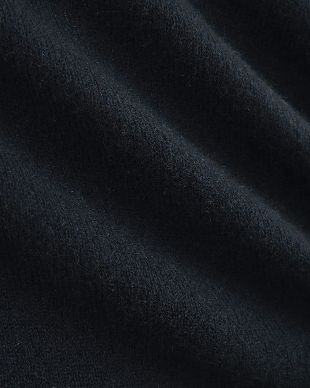 The Boxy Turtleneck in Cashmere in Navy — detail view
