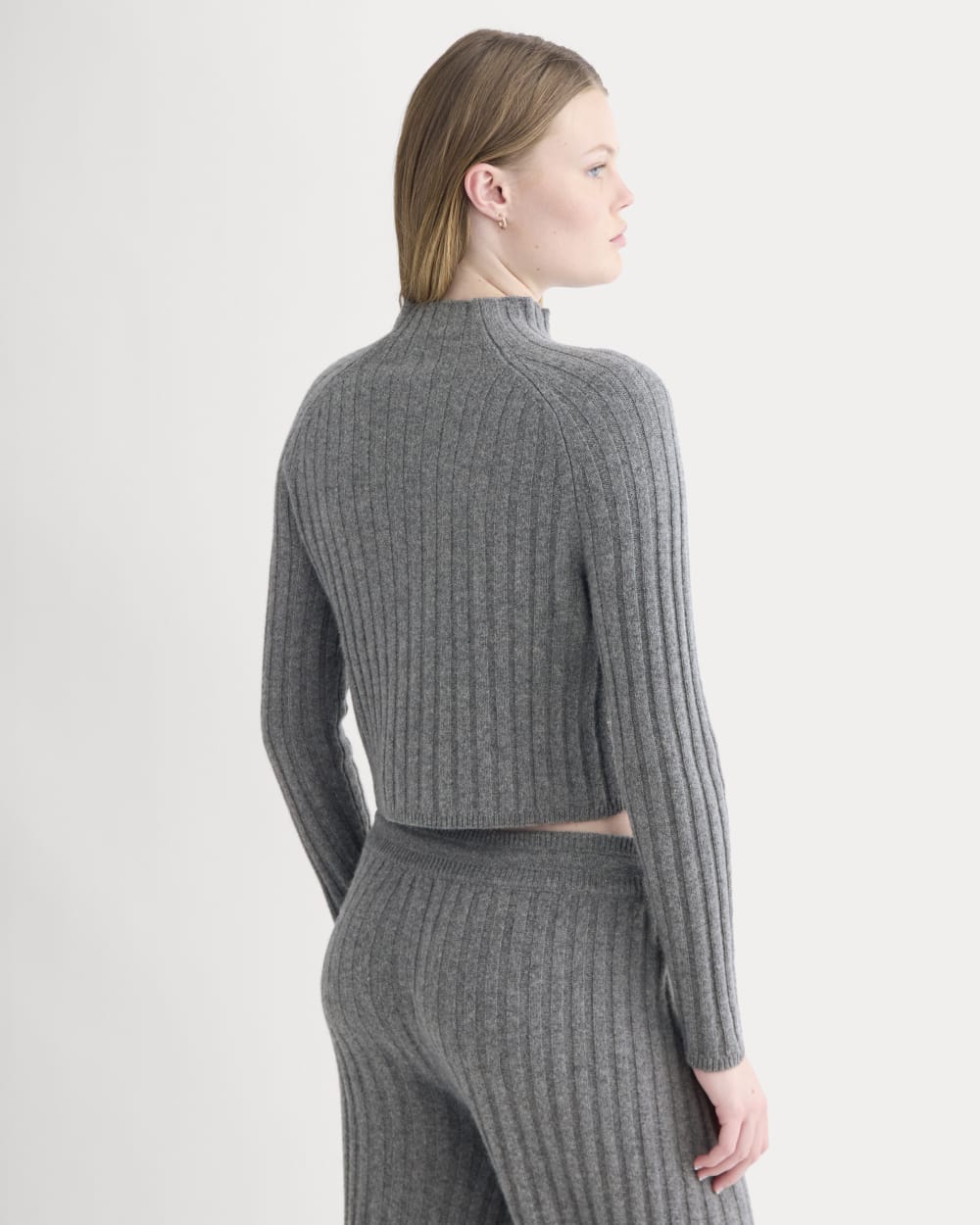 Funnel-Neck Cropped Sweater in Wool Cashmere in Heather Charcoal — detail view