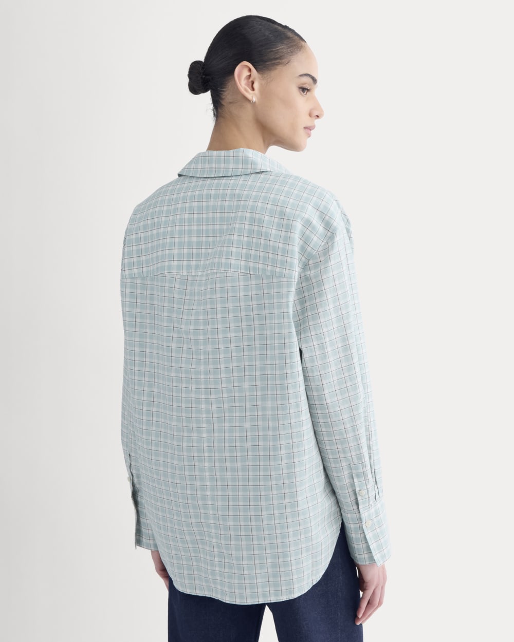 Everyday Shirt in Silky Cotton in Gray Mist — detail view