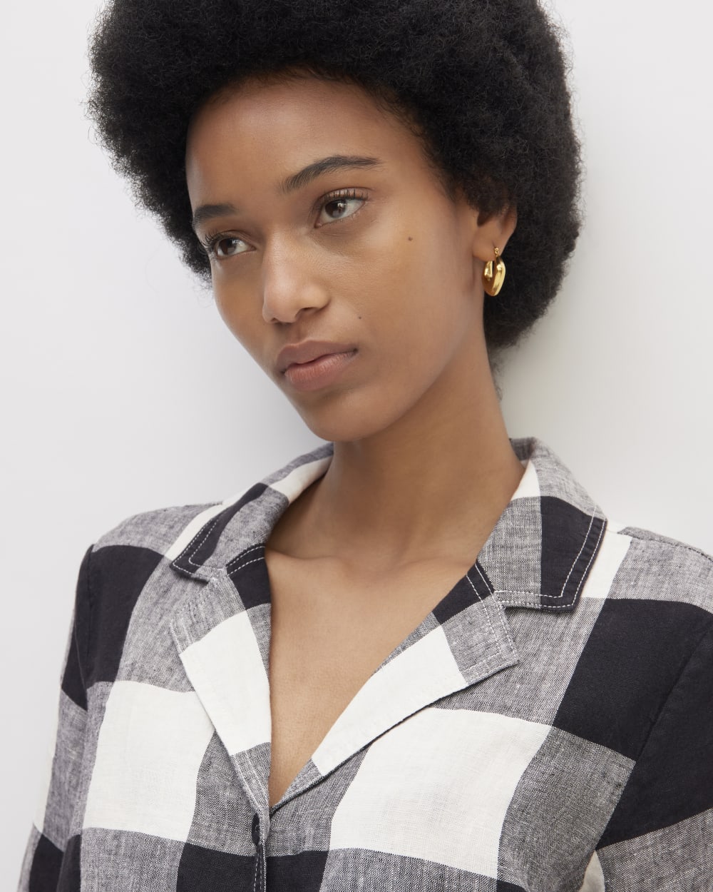 The Shirtdress in Linen in Bone / Black Check — detail view
