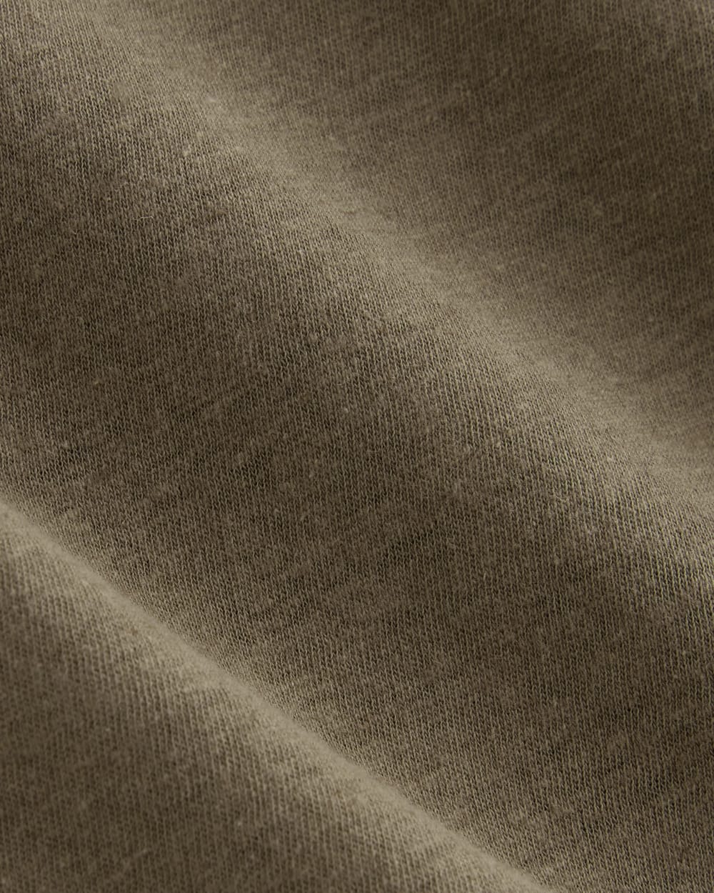 The Muscle Tee in Cotton Linen in Deep Taupe — detail view