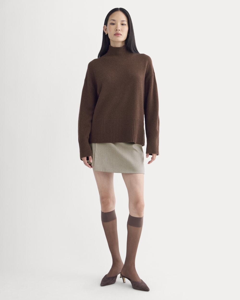 The Boxy Turtleneck in Cashmere in Dark Mahogany — detail view