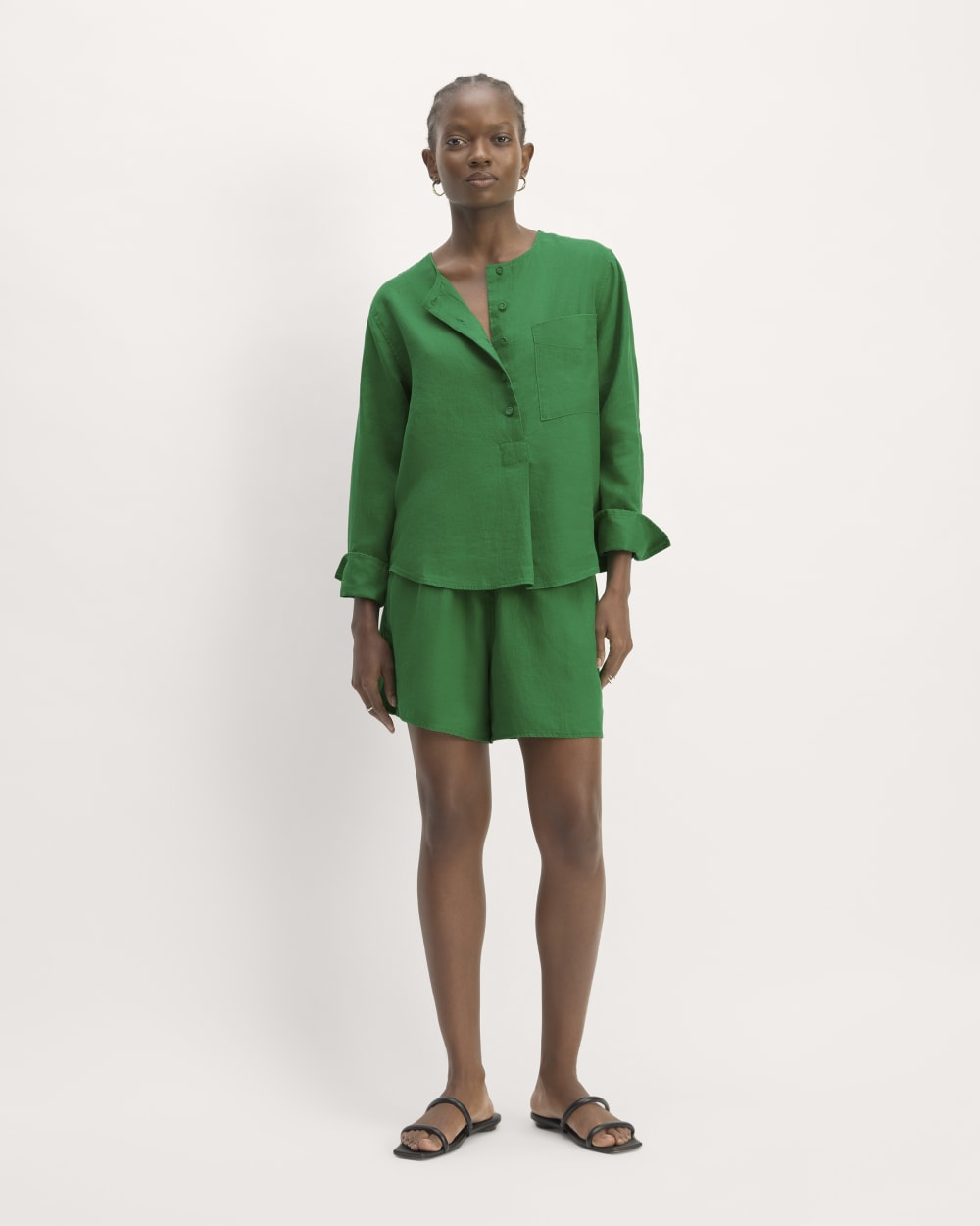 The Popover Shirt in Linen in Grass Green — detail view