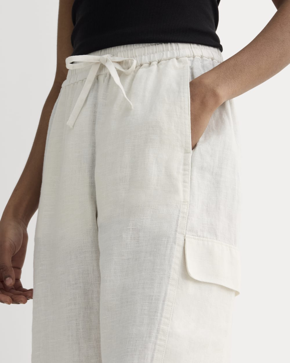 The Cargo Curve Pant in Linen in Natural Chambray — detail view