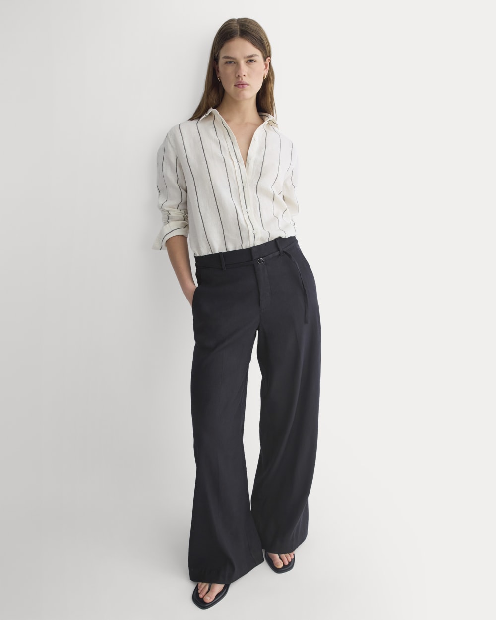 Wide-Leg Belted Pant in Stretch Linen in Black — detail view