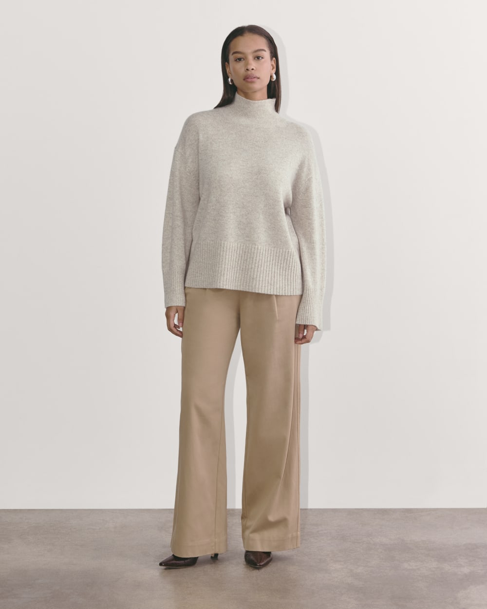 The Boxy Turtleneck in Cashmere in Canvas — detail view