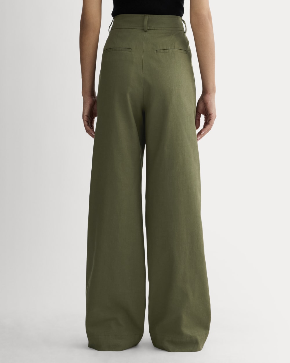 The Draper Pleated Pant in Buttersmooth in Kalamata — detail view