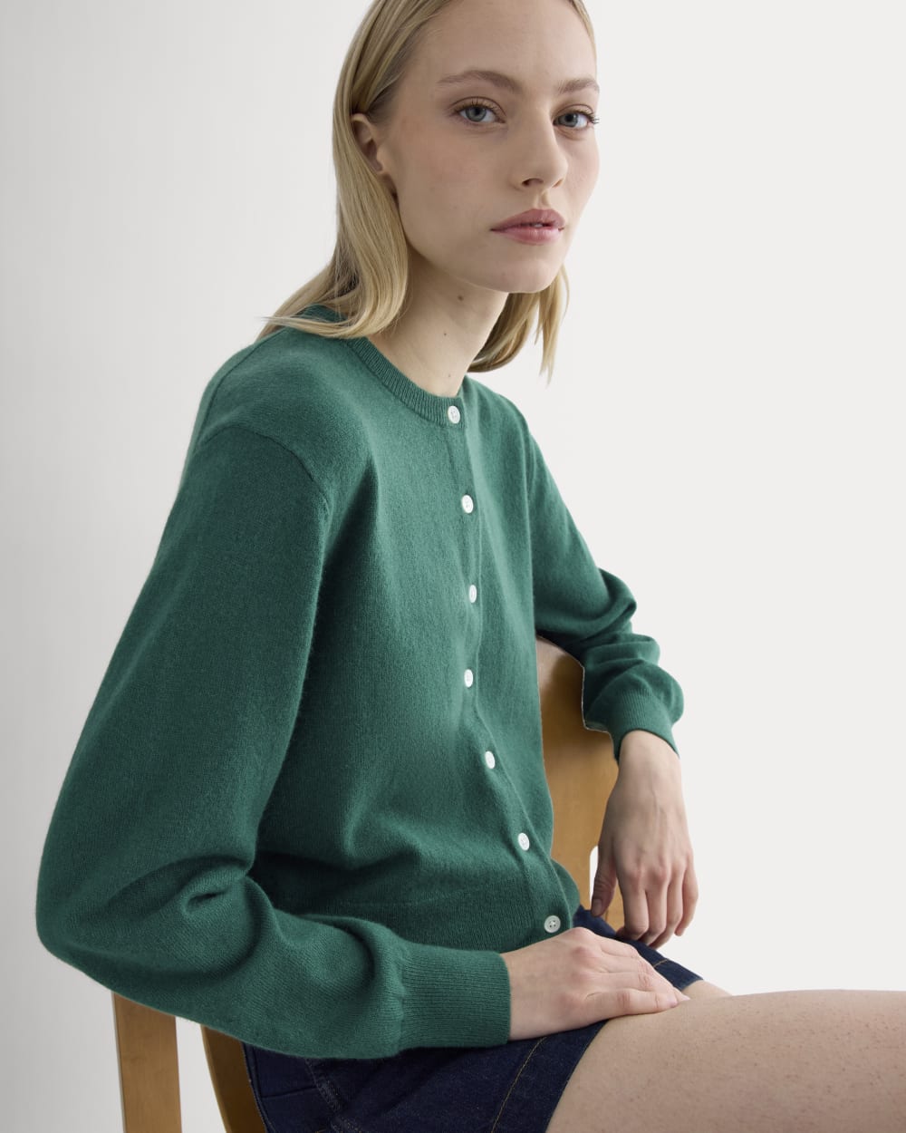 Cashmere Cropped Cardigan in Hunter Green — front view