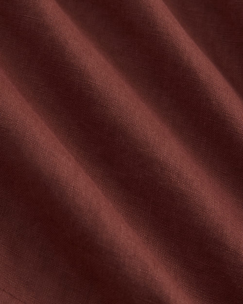 The Boxy Shirt in Linen in Henna Red — detail view