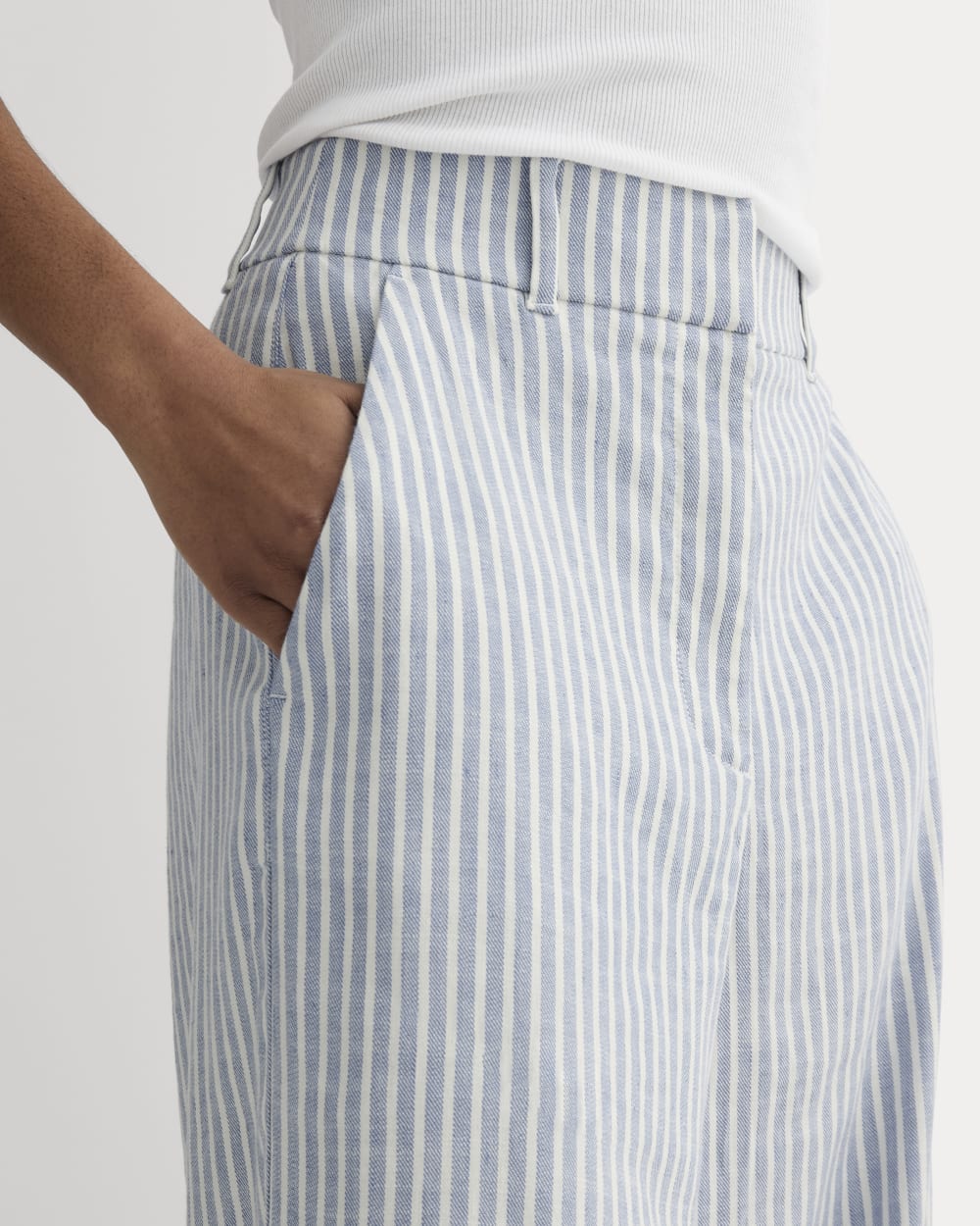 The Wide-Leg Pant in Stretch Linen in Bluebell / Bone — detail view