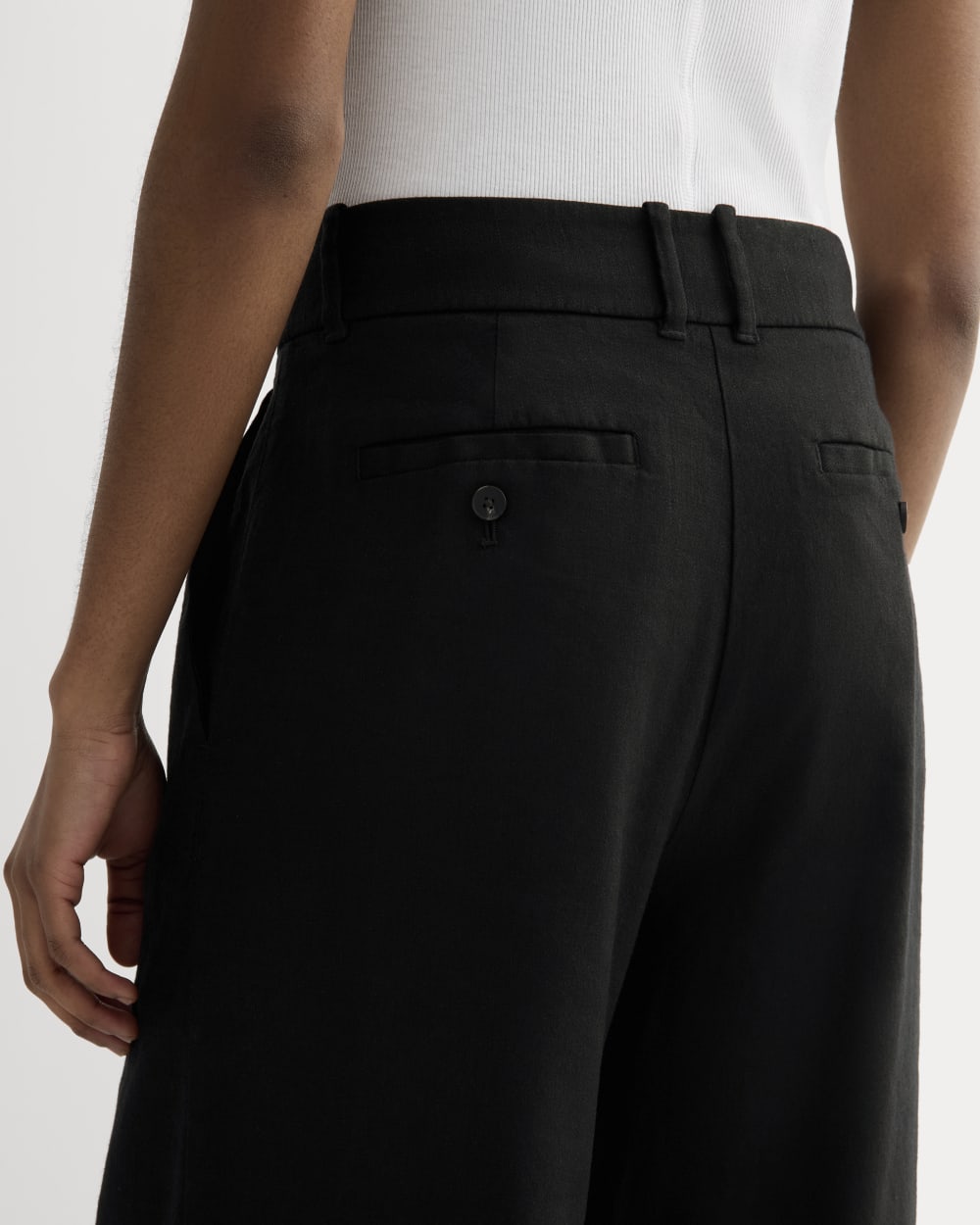 The Wide-Leg Pant in Stretch Linen in Black — detail view