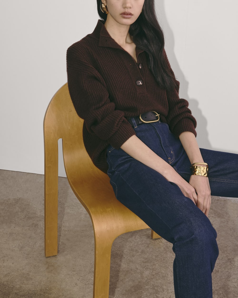 The Cocoon Henley in Wool Cashmere in Americano — detail view
