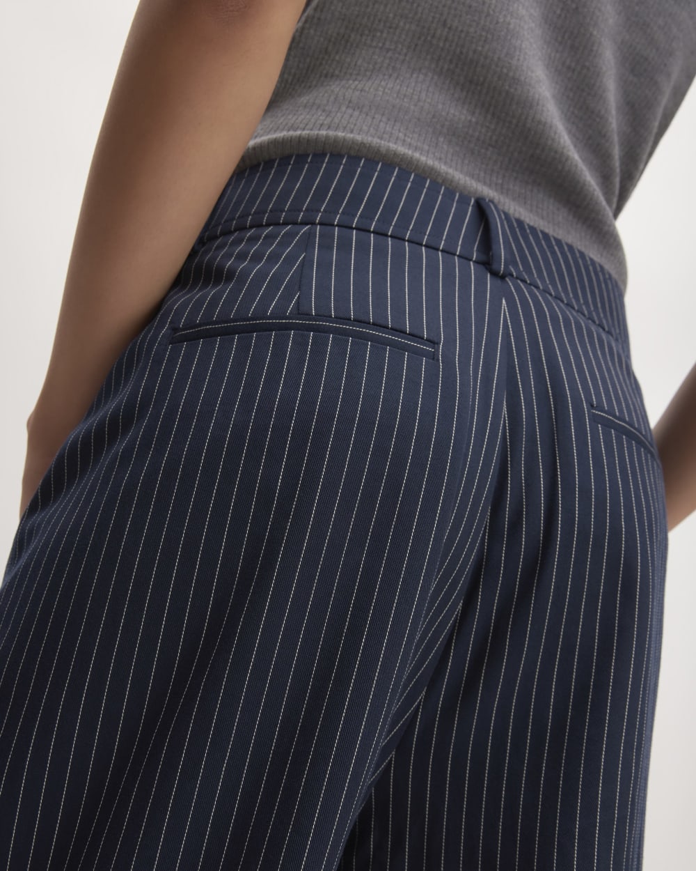 The Draper Pleated Pant in Buttersmooth in Navy / Bone — detail view
