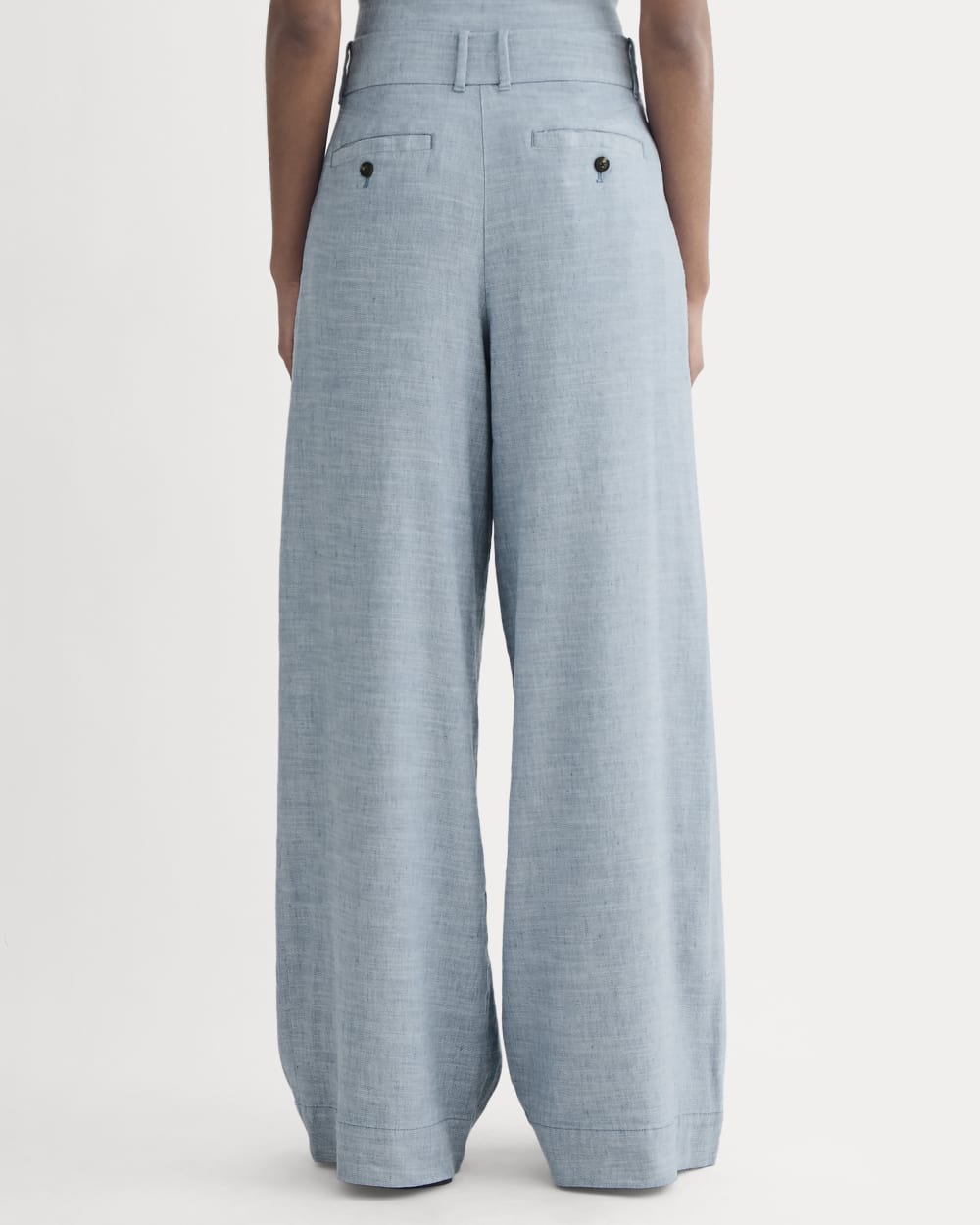 The Wide-Leg Pant in Stretch Linen in Chambray — detail view
