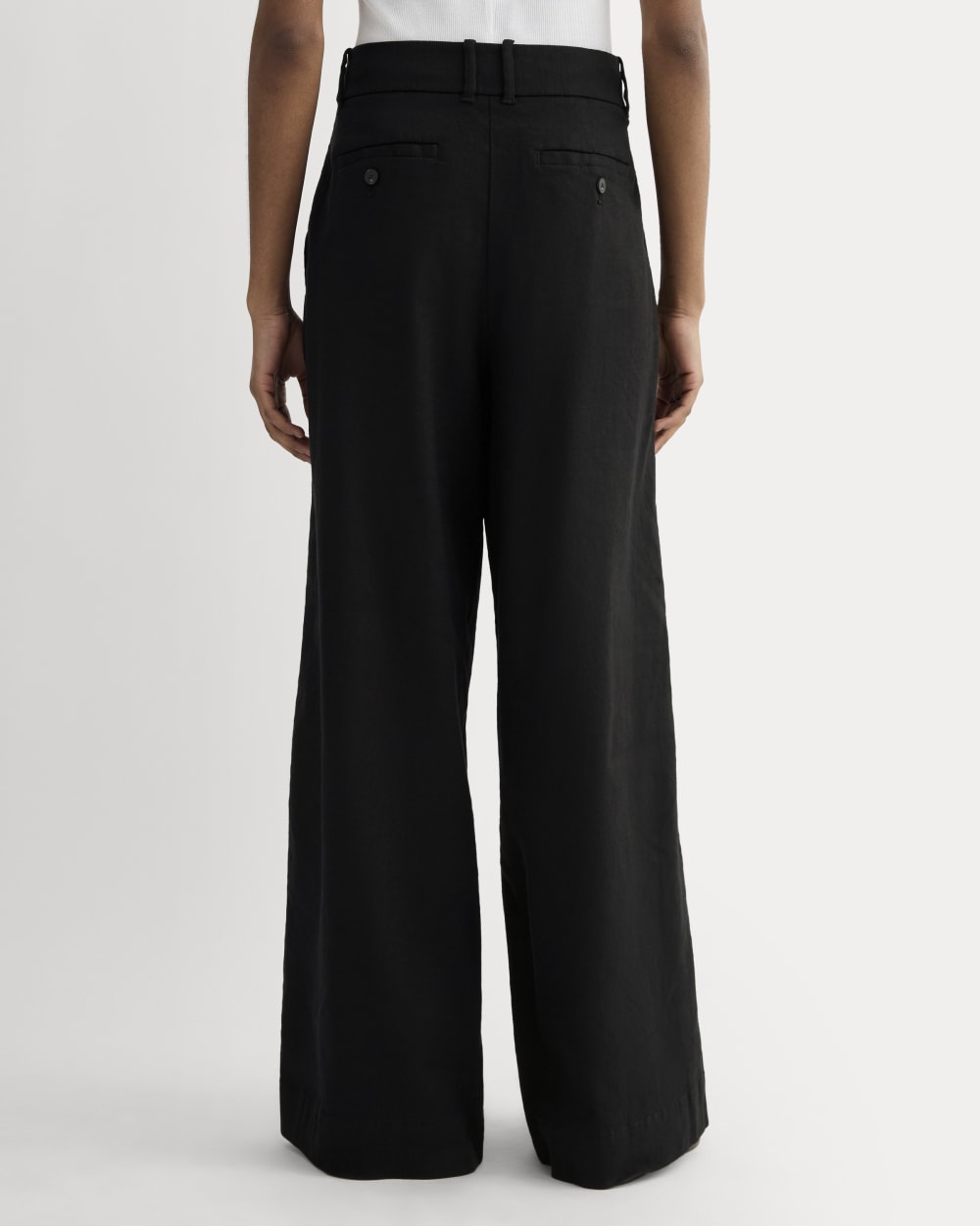 The Wide-Leg Pant in Stretch Linen in Black — detail view