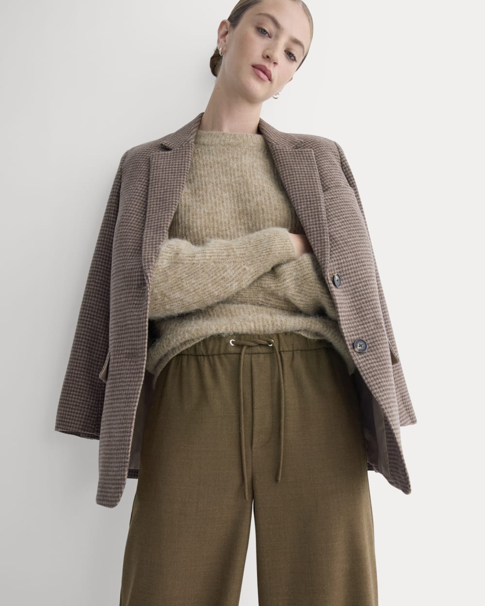 The Pull-On Trouser in Tailor Twill in Heathered Cocoa — detail view