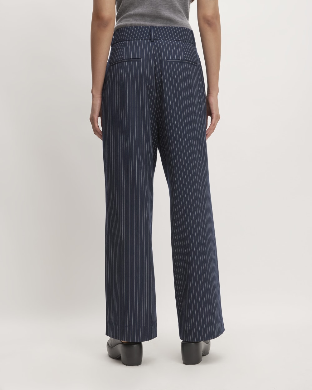The Draper Pleated Pant in Buttersmooth in Navy / Bone — detail view