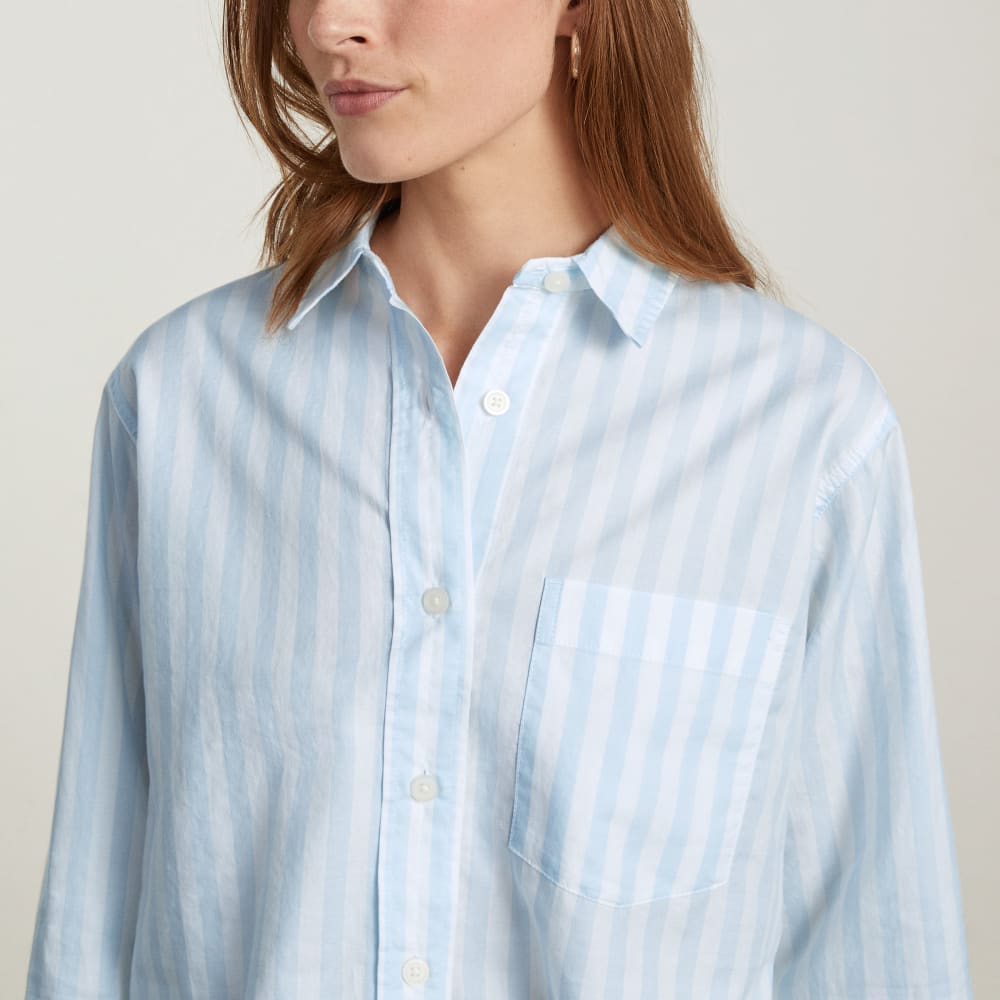 The Way-Short Shirt in Silky Cotton in Mariner Blue / White — detail view